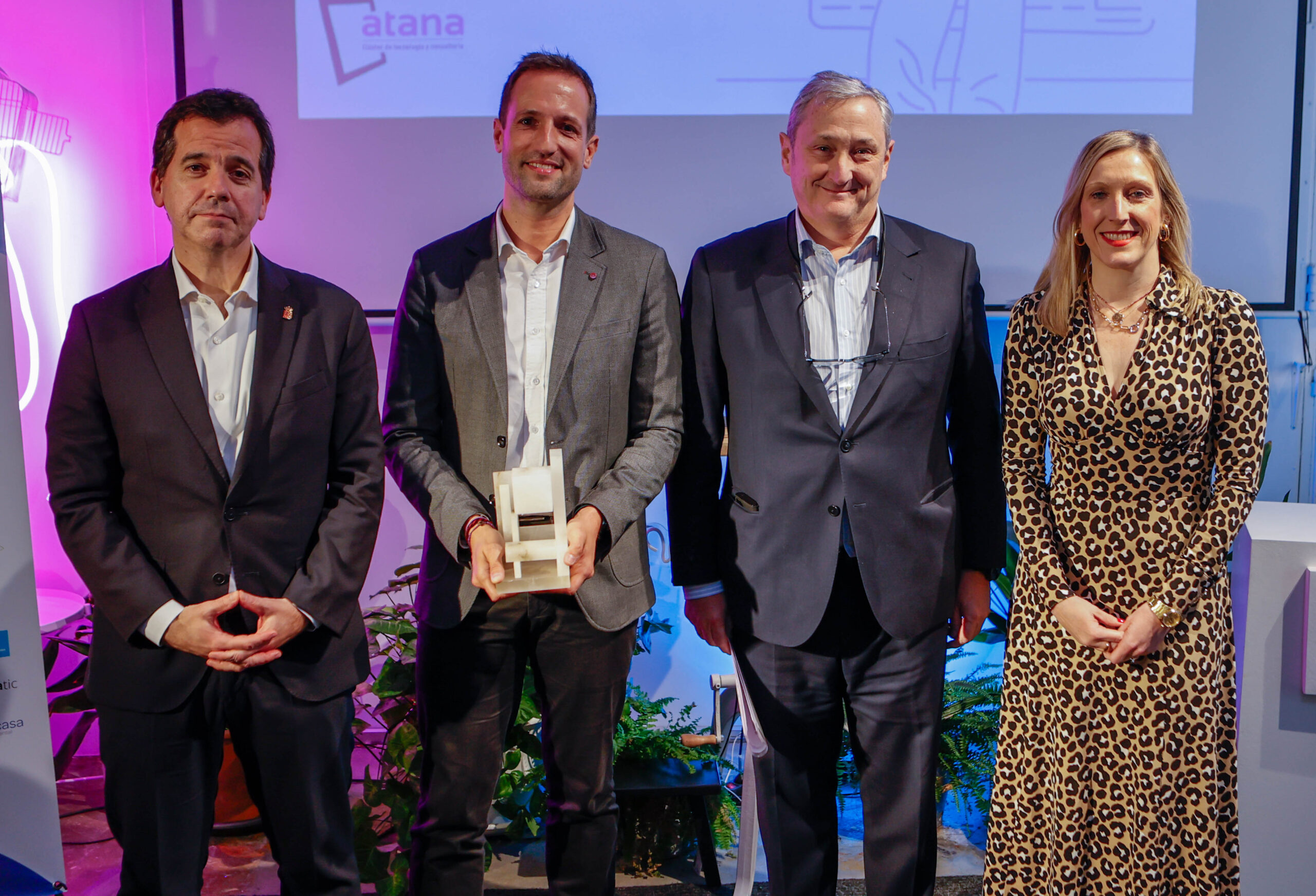 Sergio Taboada, de Caja Rural de Navarra, recibe el premio a CIO del año por ATANA
